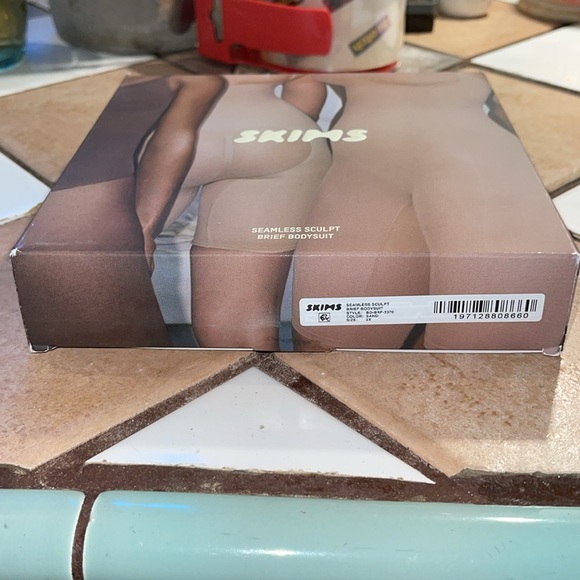 SKIMS seamless sculpt brief bodysuit - Picture 2 of 3